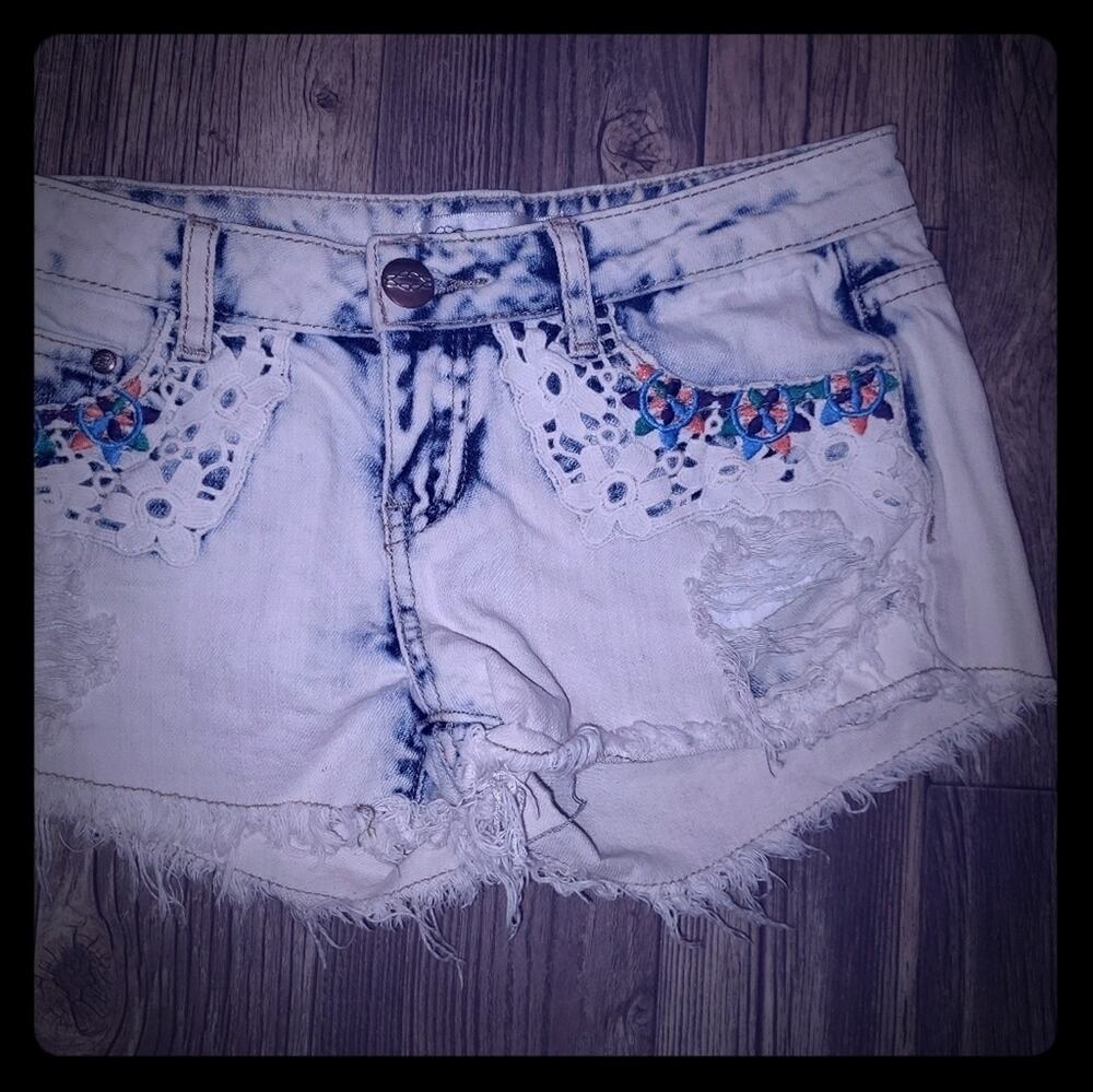 Karma Blue Distressed Embroidered Acid Wash Shorts sz 6